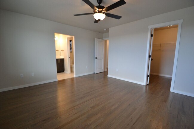 Building Photo - 2 Bedroom Home with VIEWS of the Mountains