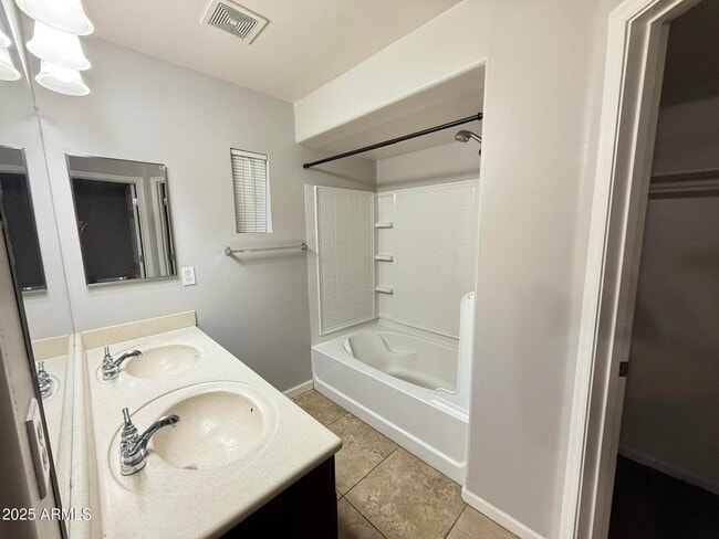 Building Photo - 1920 E Bell Rd