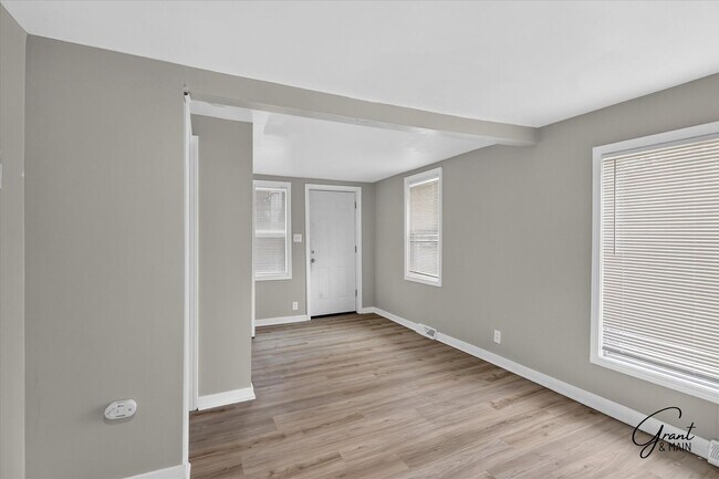 Building Photo - $1300 2 bedroom bungalow
