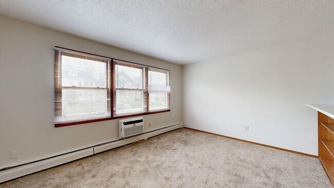 Building Photo - 2216 Pleasant Ave