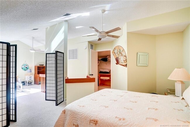 Building Photo - 233 NE Edgewater Dr