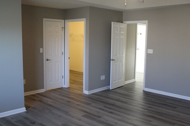 Building Photo - Spacious 5 Bedroom Home in Avon.