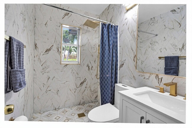 Building Photo - 425 NE 105th St