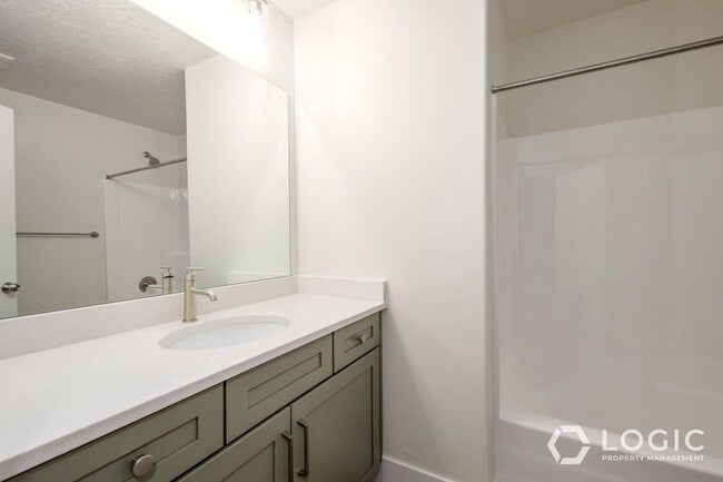 Building Photo - Beautiful New Townhome!