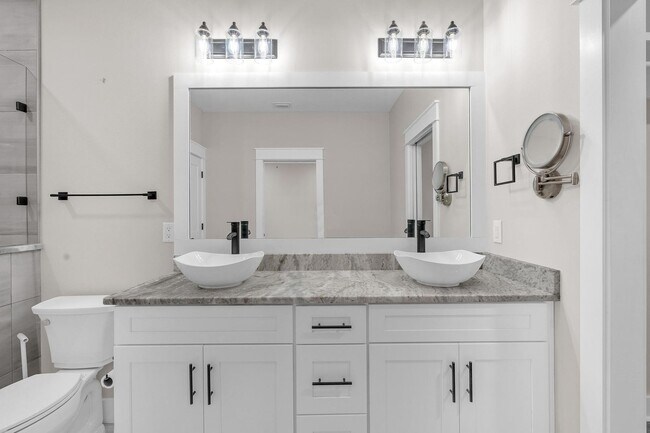 Building Photo - Modern 3 Bedroom Townhome!!