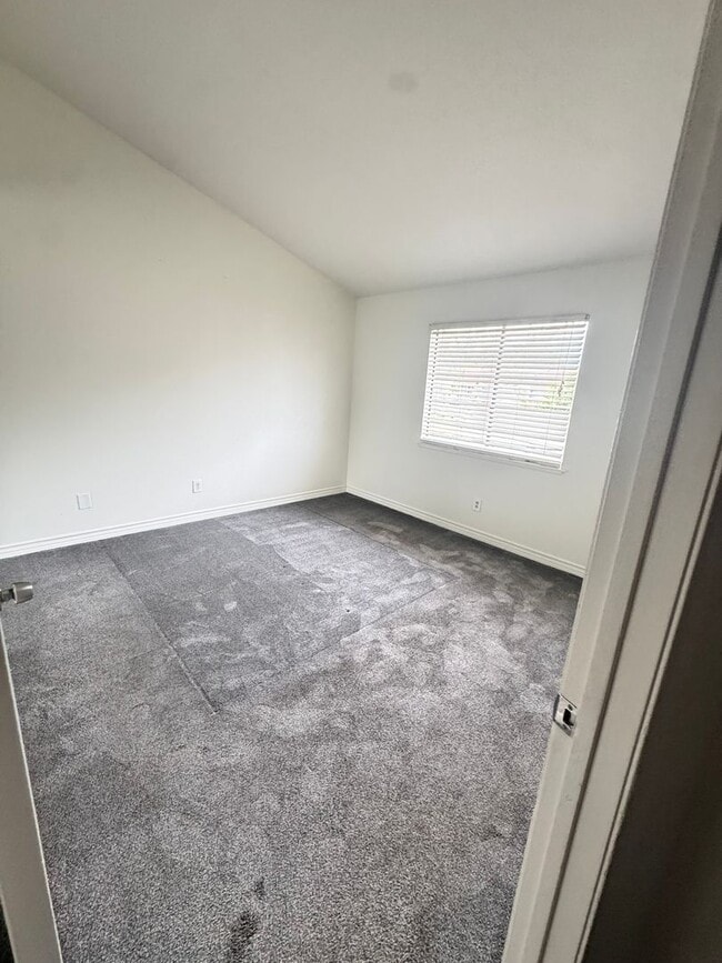 Building Photo - Welcome home to this charming and cozy corner-unit condo in the heart of Rancho Cucamonga!