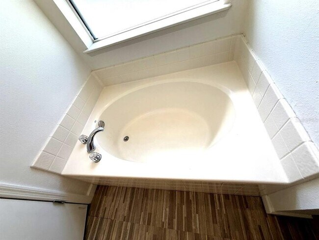 Building Photo - 121 Lindsay Dr