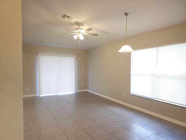 Building Photo - Cute 2 bedroom with a den 2 bathrooms and ...