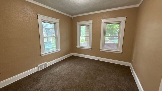 Building Photo - Renovated home