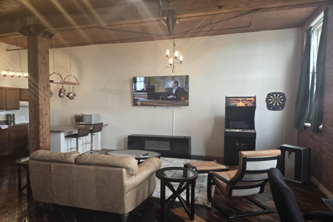 Building Photo - 227 Iron St