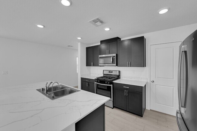 Building Photo - Don't miss out on this beautiful three-bed...