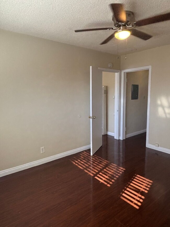 Building Photo - 1 Bedroom available now in East LA