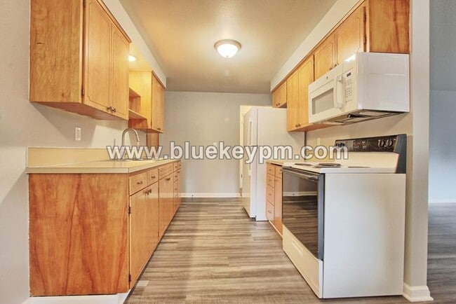 Building Photo - 2 Bed, 1 Bath Home in Rose Village Neighbo...