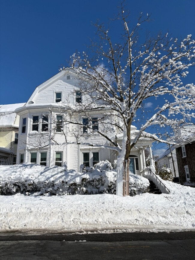 Building Photo - 308 County St