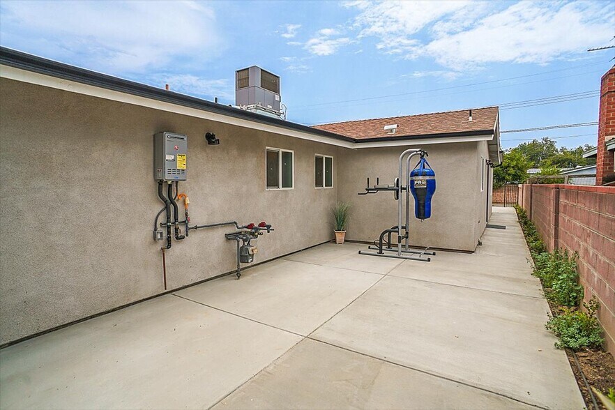 side patio - 22934 Roscoe Blvd