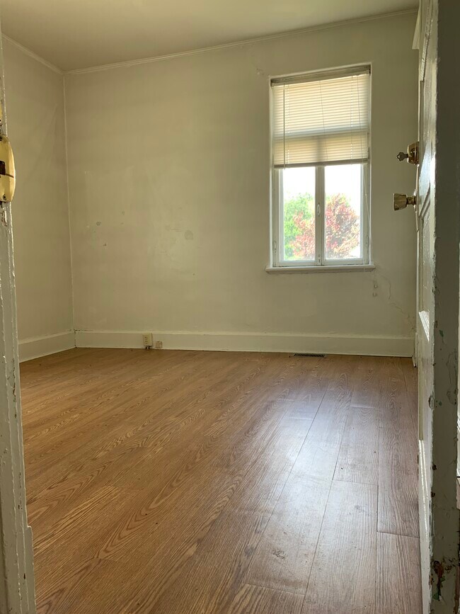 Building Photo - 1302 4th St