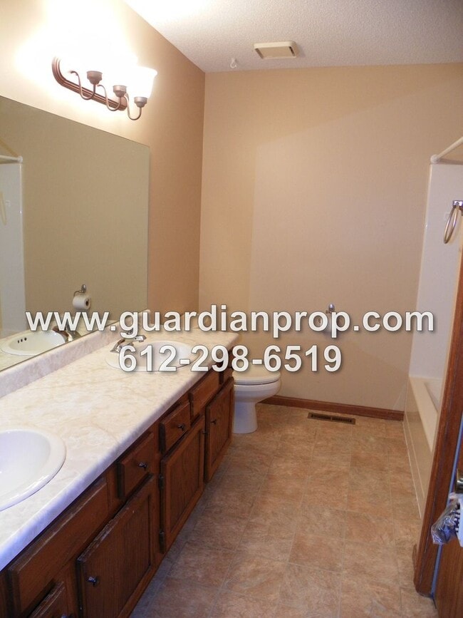 Building Photo - End Unit Townhouse Available June 1st, Vaulted Ceilings, Large Patio, Loft Area