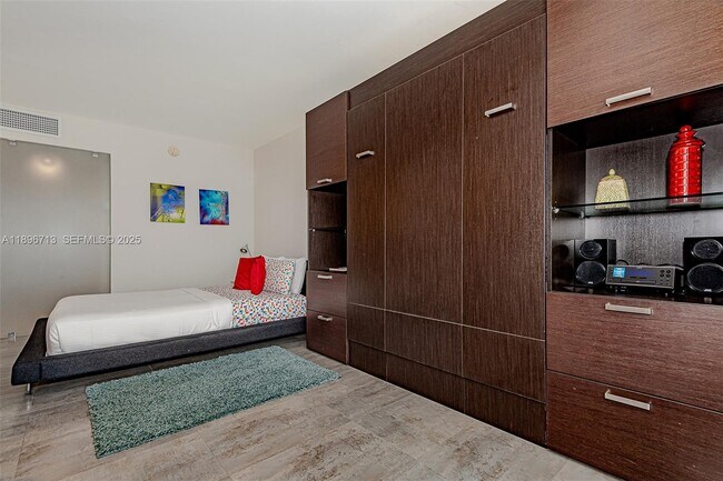 Building Photo - 2301 Collins Ave