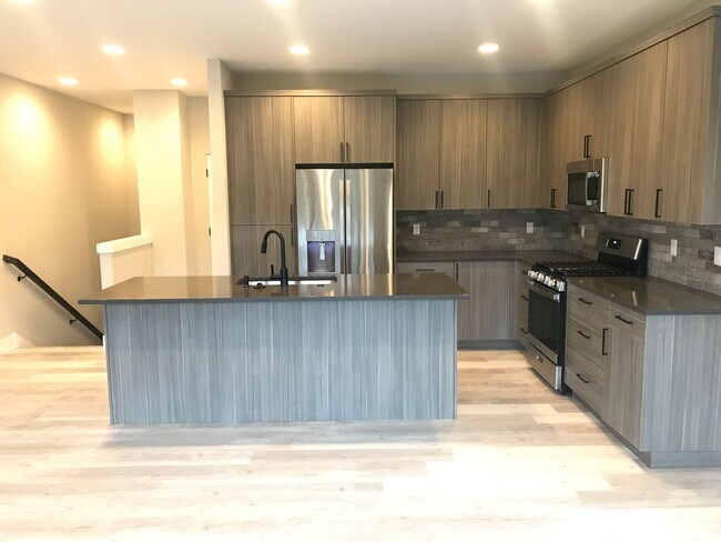 Building Photo - Pet Friendly Three Bedroom in Central Loca...