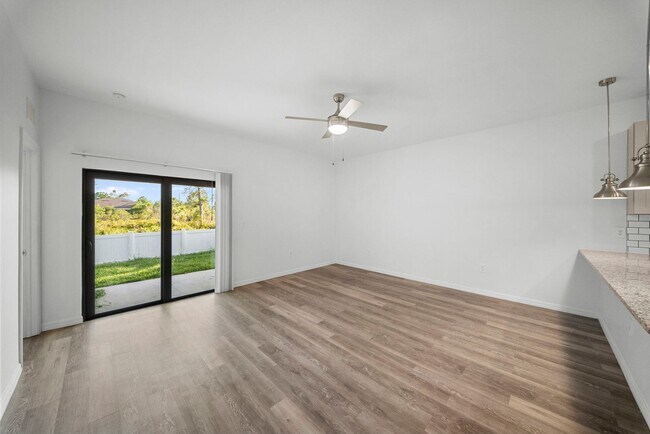 Building Photo - 26483-26483 Sandhill Blvd