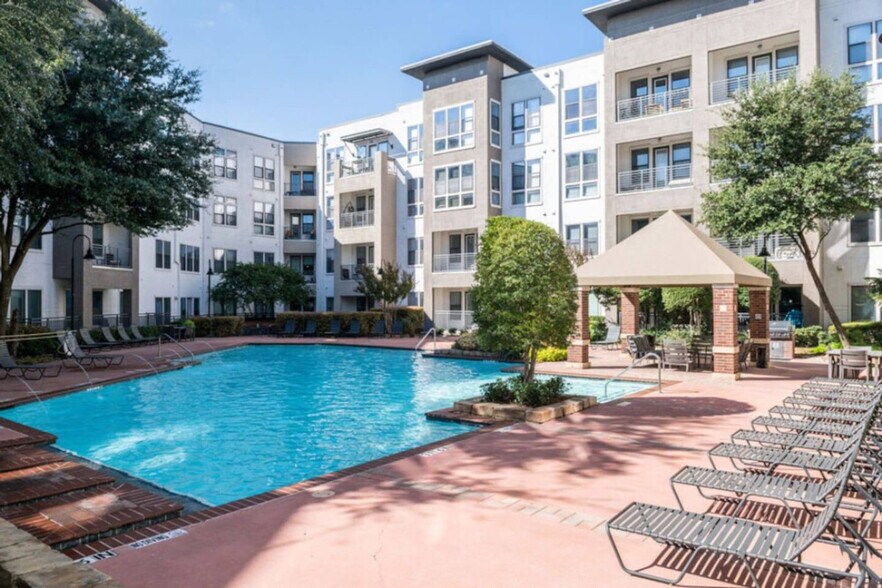 Building Photo - 800 Lake Carolyn Pkwy