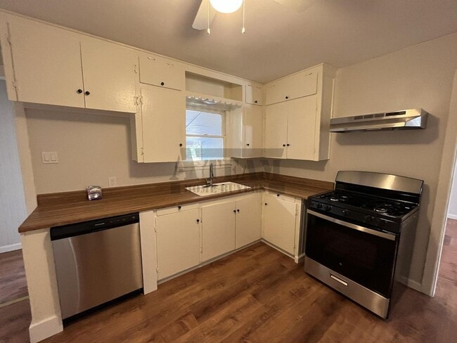 Building Photo - Beautiful Remodeled 3 Bed 2 Bath