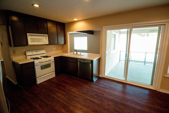 Building Photo - Spacious 4 Bed / 2 Bath Pool Home in Prime Corona Location!