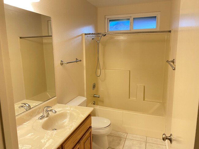 Building Photo - Spacious & Clean 4 Bdr 2 Ba 1 story home i...