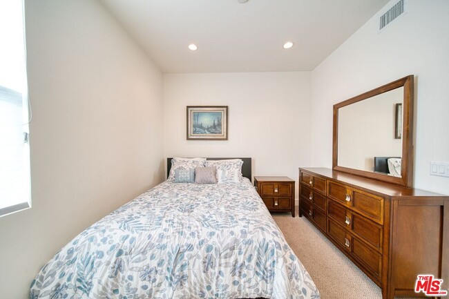 Building Photo - 2205 Selig Dr