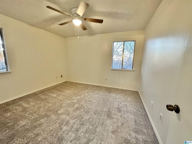 Building Photo - 415 Skyview Dr