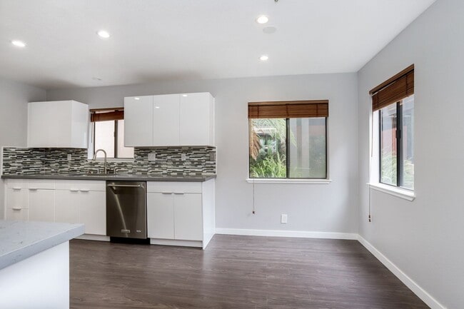 Building Photo - 2 Bed / 2.5 Bath pet friendly condo near downtown San Carlos with two parking spaces. YouTube tour!