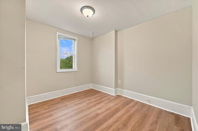 Building Photo - 586 Martin St