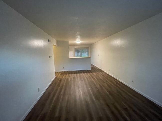 Building Photo - 1606-3