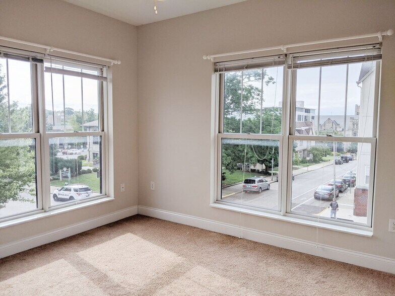 Building Photo - Sixth &amp; Washington