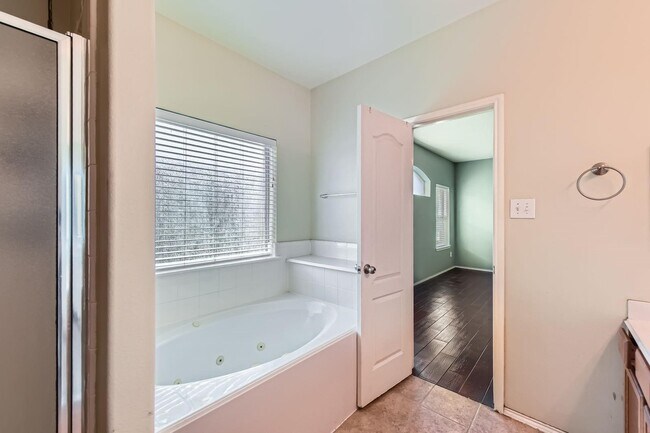 Building Photo - 2105 Kingwood Dr