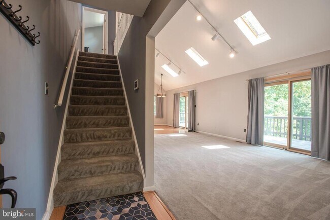 Building Photo - 1619 Summit Dr