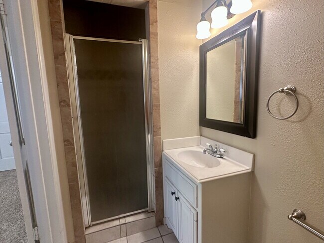 Building Photo - Spacious 4 bed 3 bath home!