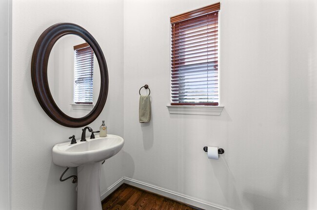 Building Photo - 1139 W 21st St