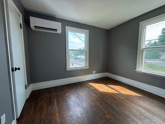 Building Photo - 3 Bed | 1 Bath | Private Patio | Unbeatable Value