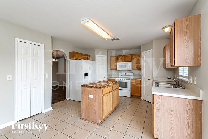Building Photo - 10915 Banyan Wood Way