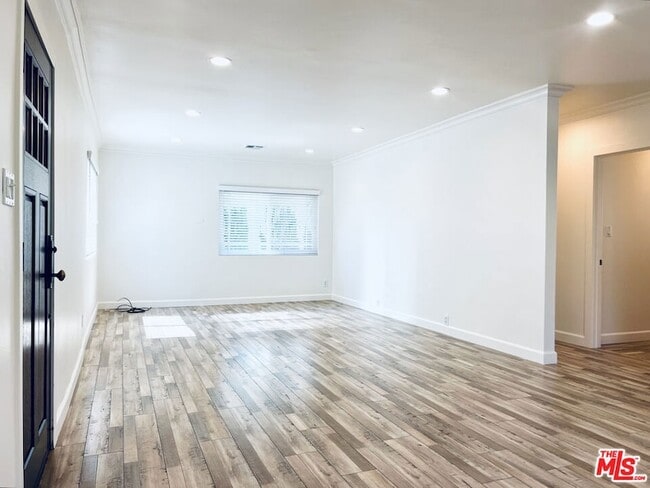Building Photo - 926 N Pass Ave
