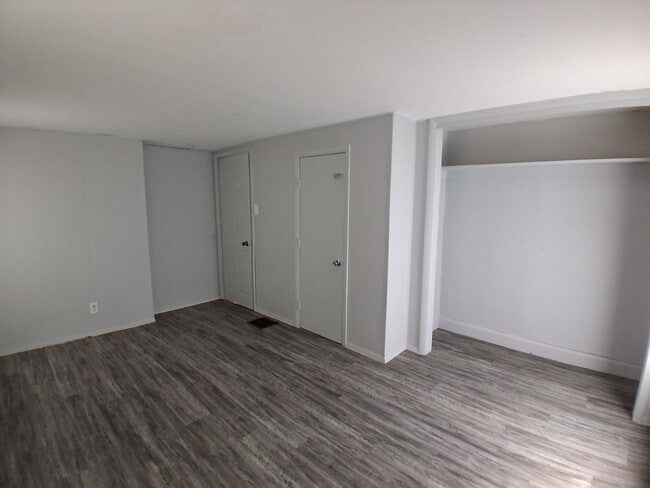 Building Photo - 930 N Bowman Ave