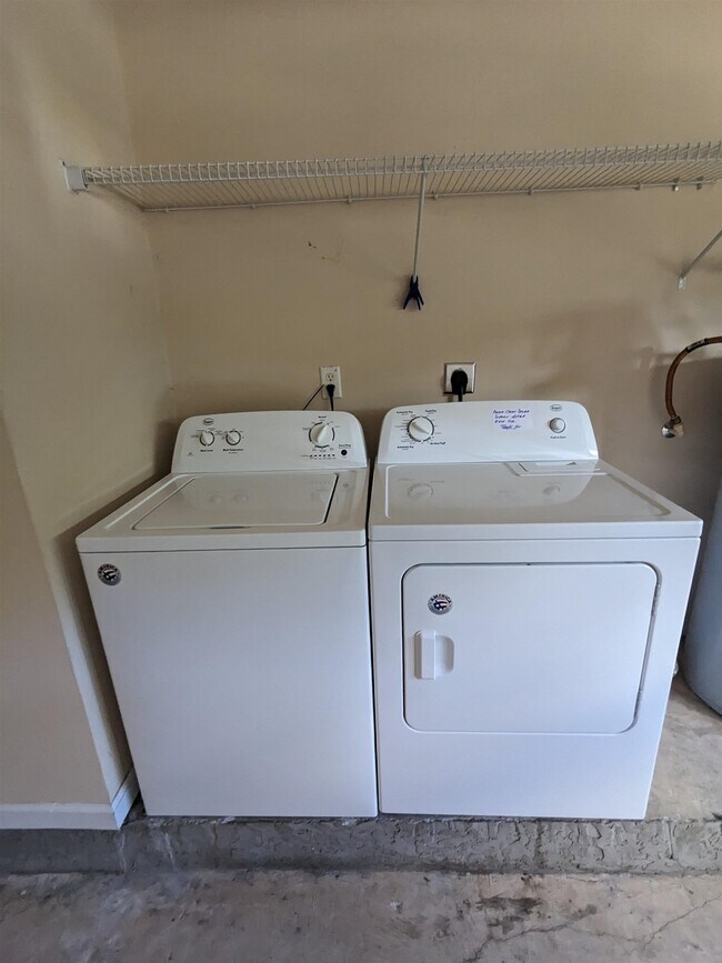 Building Photo - 889 Balkin Ct