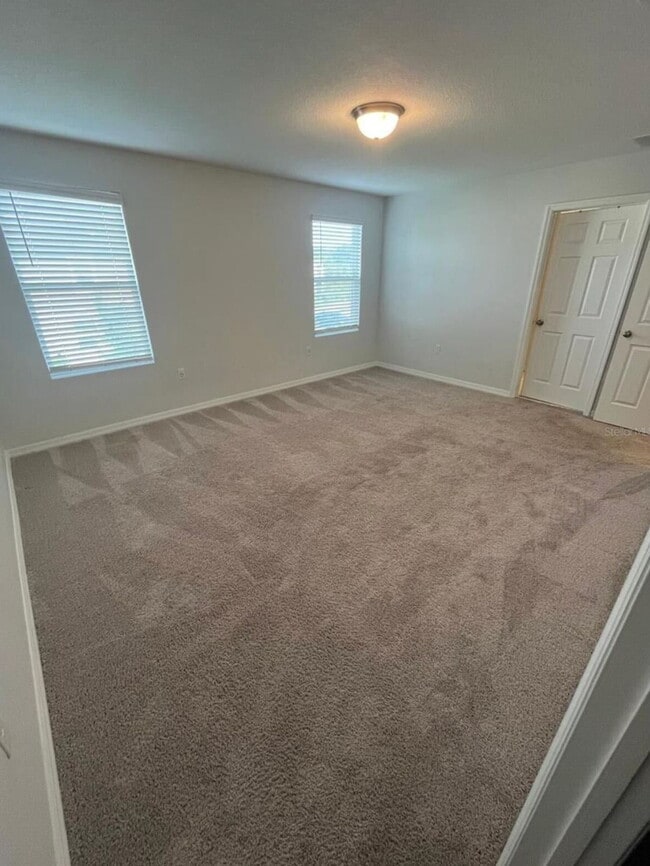 Building Photo - "Charming 3-Bed Townhouse with 2.5 Baths in St. Cloud's Serene Burrowing Owl Loop!"