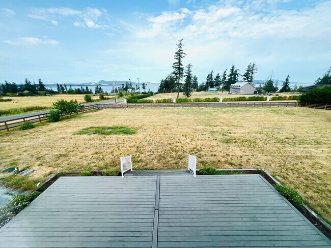 Building Photo - Beautiful 2 bedroom, + office/bonus room i...