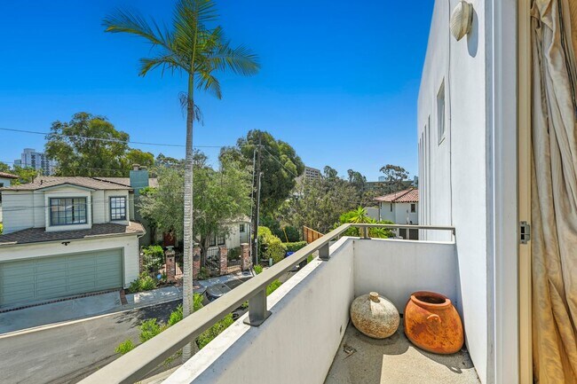 Building Photo - Gorgeous 3 Bed/3 Ba Home Tucked Away in th...