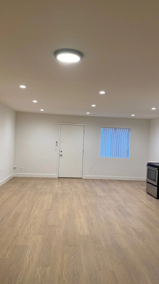 Building Photo - 559 Normandie Ave