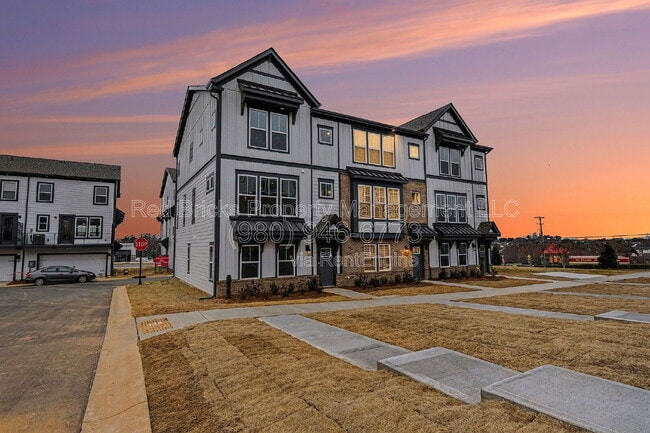 Building Photo - 2007 Hawksworth Ln