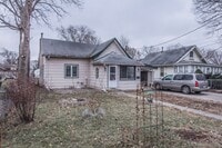 Building Photo - Spacious 3 bedroom with fenced in yard!