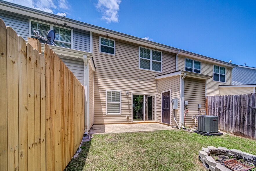 Building Photo - 211 Pearl Chambers Dr